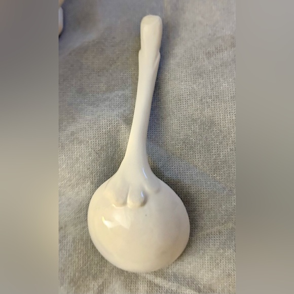 Vintage Soup Tureen / gravy boat. White ceramic with ladle. Made in Japan. 1 Qt - Picture 8 of 13